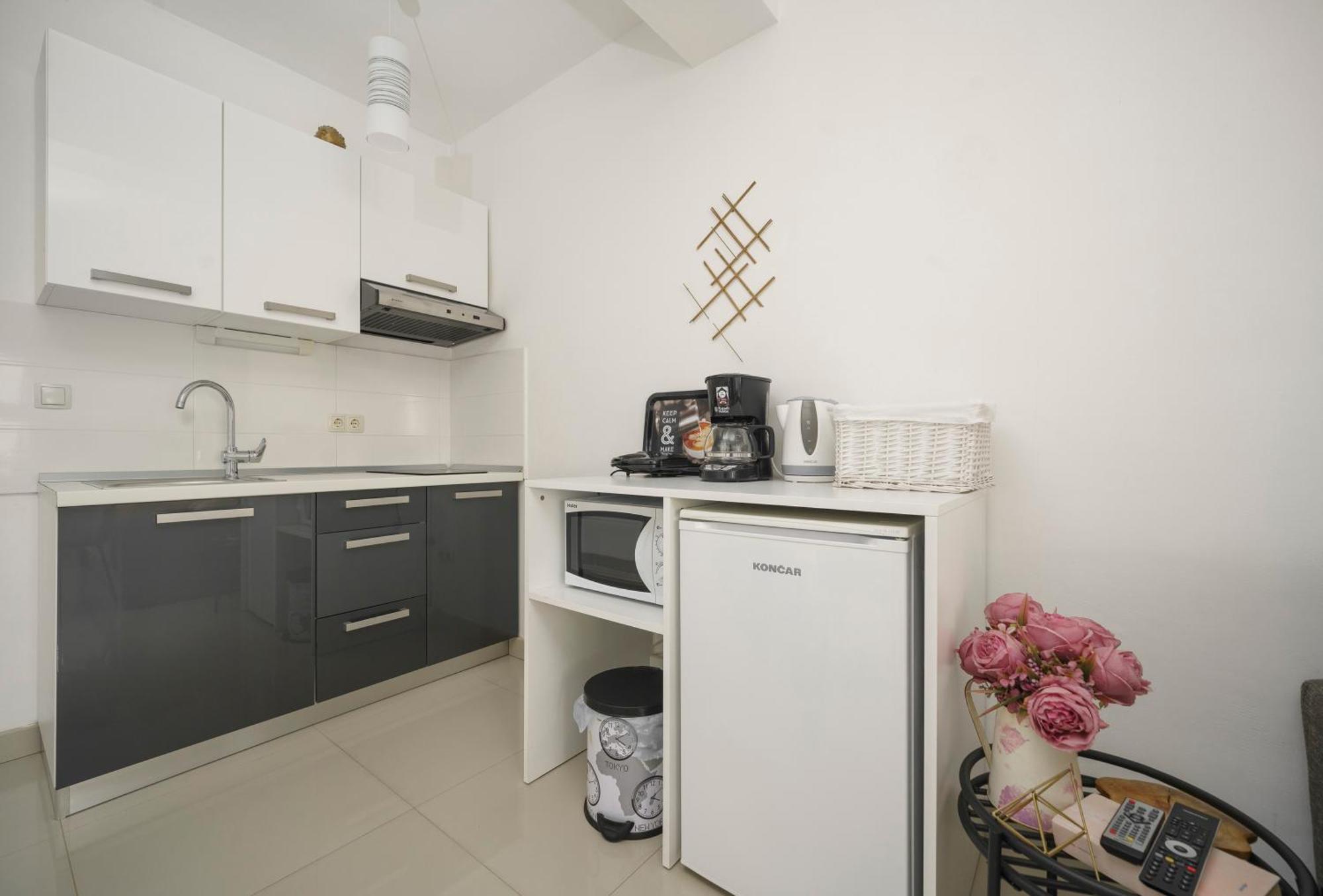 Apartments Tomic Vodice Buitenkant foto